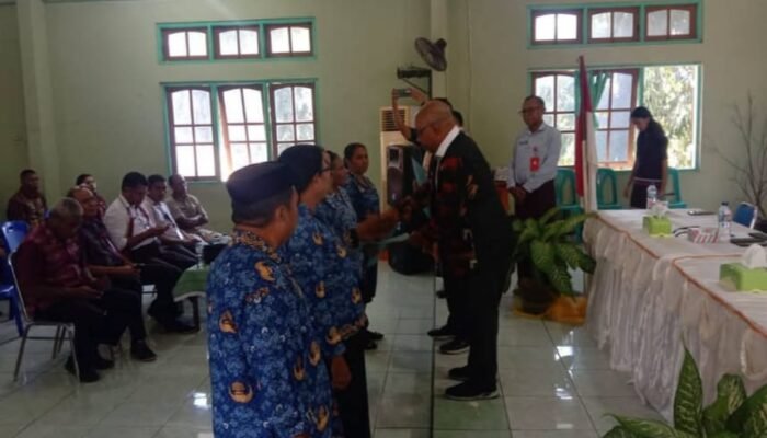 Bupati Lembata Serahkan SK Kepala Sekolah untuk Penataan Pendidikan