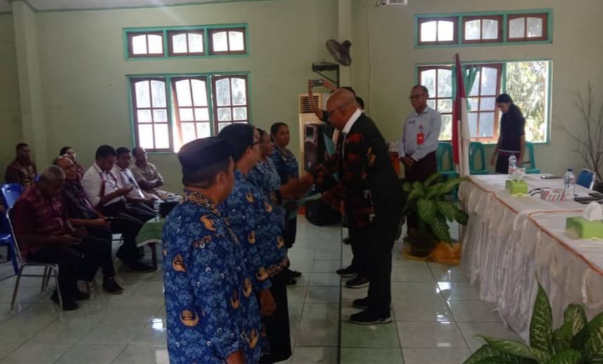 Bupati bersama Wakil Bupati H. Muhamad Nasir menyerahkan SK kepada enam perwakilan penerima. Foto: Istimewa.