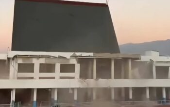 Keterangan Foto: Ruang Tunggu Pelabuhan Laurentius Say Maumere, roboh akibat diguncang gempa/Foto: Istimewa.