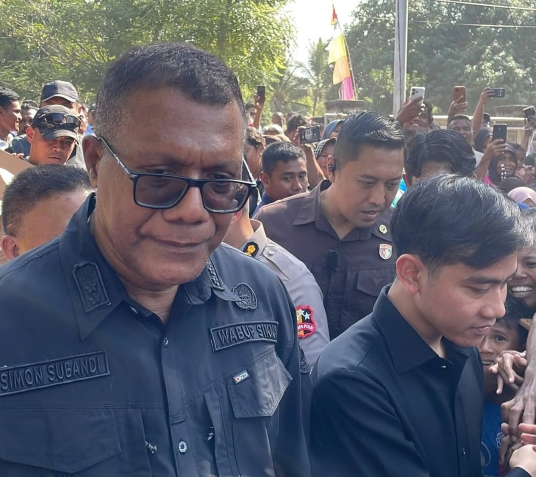 Keterangan Foto: Wapres Gibran Rakabuming Raka didampingi Wakil Bupati Sikka, Simon Subandi saat berada di Desa Nangahure, Sikka, Kamis, 20 Agustus 2026/Foto: Ivan Apelabi.