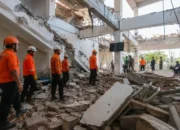 PENANGANAN GEMPA - Petugas SAR melakukan evakuasi di antara puing-puing bangunan yang hancur akibat gempa 7,7 yang mengguncang Flores NTT, Sabtu (15/8/2026). Beberapa infrastruktur terdampak akibat gempa di Flores, beberapa jalan tertutup akibat longsor dan puluhan rumah masyarakat rusak/Foto: Istimewa.