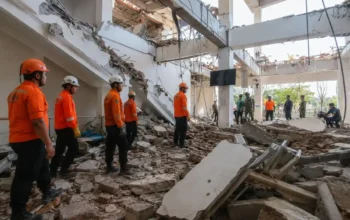 PENANGANAN GEMPA - Petugas SAR melakukan evakuasi di antara puing-puing bangunan yang hancur akibat gempa 7,7 yang mengguncang Flores NTT, Sabtu (15/8/2026). Beberapa infrastruktur terdampak akibat gempa di Flores, beberapa jalan tertutup akibat longsor dan puluhan rumah masyarakat rusak/Foto: Istimewa.