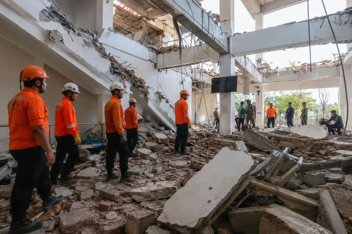 PENANGANAN GEMPA - Petugas SAR melakukan evakuasi di antara puing-puing bangunan yang hancur akibat gempa 7,7 yang mengguncang Flores NTT, Sabtu (15/8/2026). Beberapa infrastruktur terdampak akibat gempa di Flores, beberapa jalan tertutup akibat longsor dan puluhan rumah masyarakat rusak/Foto: Istimewa.