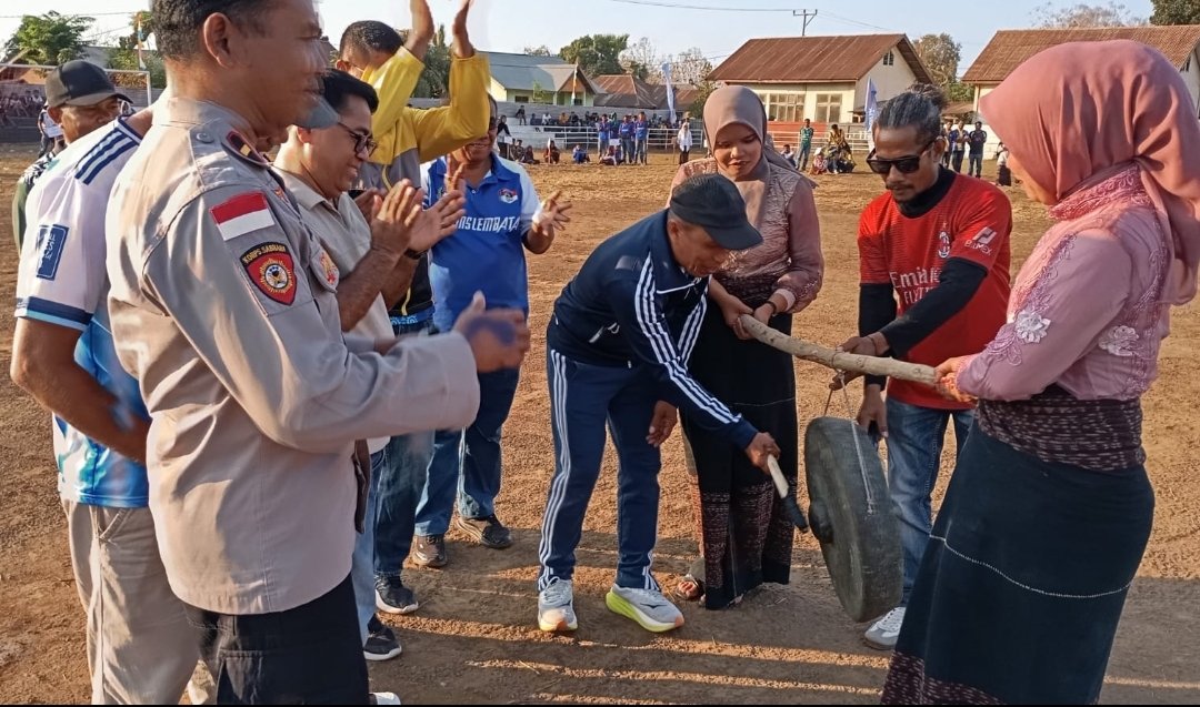 Wakil Bupati Lembata, H. Muhamad Nasir membuka Liga Persebata. Foto: Istimewa.