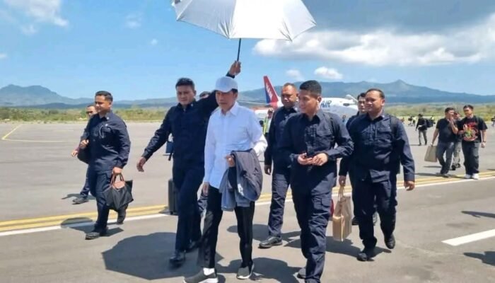 Mantan Presiden RI Joko Widodo Kunjungi Korban Gempa Flores di Pulau Palue
