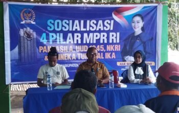 Julie Sutrisno Laiskodat melalui Fraksi NasDem gelar sosialisasi Empat Pilar Kebangsaan di Desa Amakaka, Ile Ape, Lembata. Foto: Istimewa.