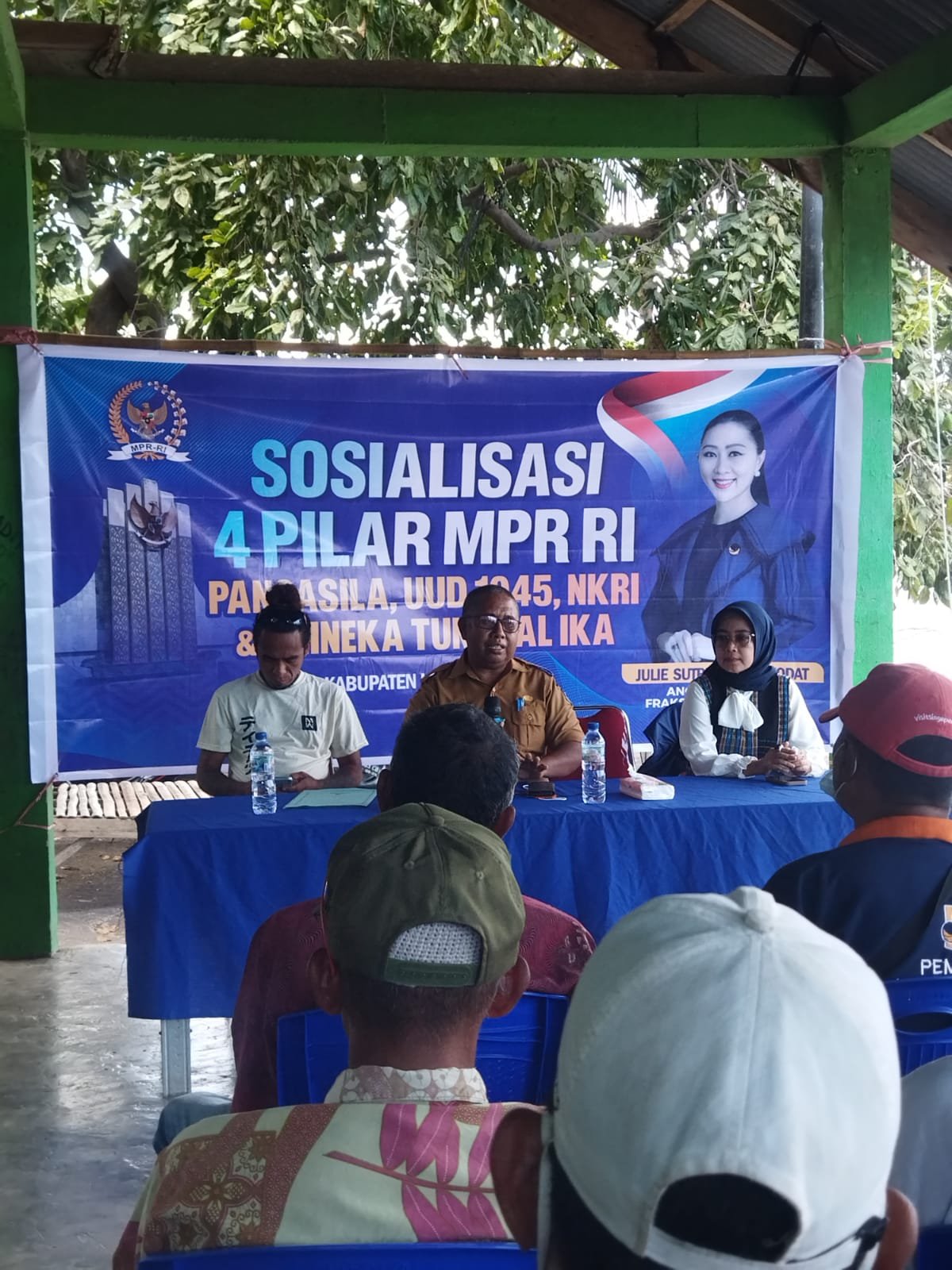 Julie Sutrisno Laiskodat melalui Fraksi NasDem gelar sosialisasi Empat Pilar Kebangsaan di Desa Amakaka, Ile Ape, Lembata. Foto: Istimewa.