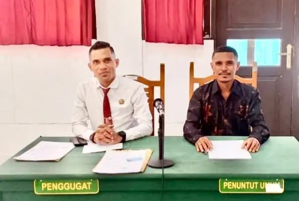 Advokat Rafael Ama Raya, S.H., M.H., bersama rekan. Foto: Istimewa.