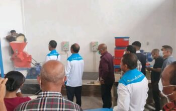 Bupati Lembata, P. Kanisius Tuaq, meresmikan pengoperasian Mesin Pengolahan Jagung dan Produksi Pakan Ternak di Rumah Produksi Pasar Lamahora, Lewoleba, Sabtu (10/10/2026). (Foto: Istimewa).