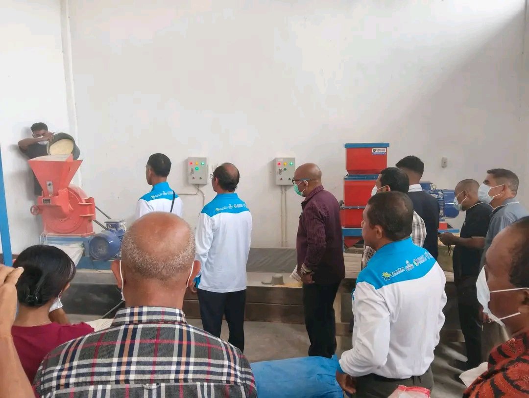 Bupati Lembata, P. Kanisius Tuaq, meresmikan pengoperasian Mesin Pengolahan Jagung dan Produksi Pakan Ternak di Rumah Produksi Pasar Lamahora, Lewoleba, Sabtu (10/10/2026). (Foto: Istimewa).