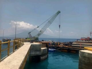 Pemulihan Dermaga Waijarang Masuki Tahap Pemancangan Tiang Dolphin