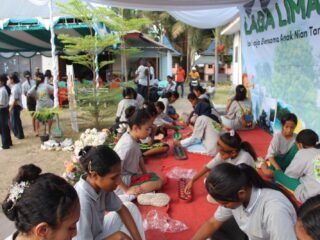 Trauma Healing Pascagempa Sikka: Anak-Anak Bahagia Bermain Permainan Rakyat di Maumere