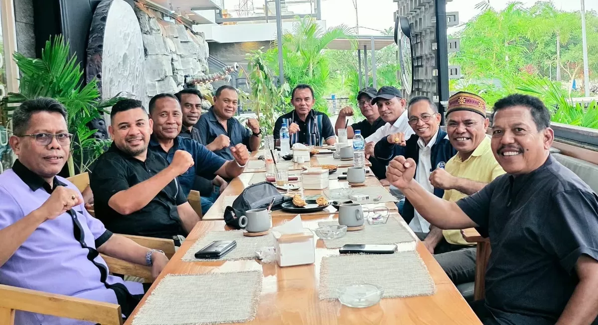 Pertemuan Ketua PSSI NTT Chris Mboeik bersama Bupati Flores Timur dan Ketua Panitia ETMC ke-35 Flores Timur. (Foto: Istimewa).