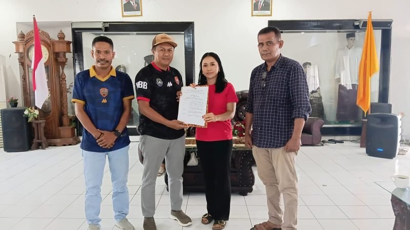 PSSI Ende Tunjuk Cicih Badeoda Jadi Manajer Perse di ETMC Flores Timur. Foto: Istimewa.
