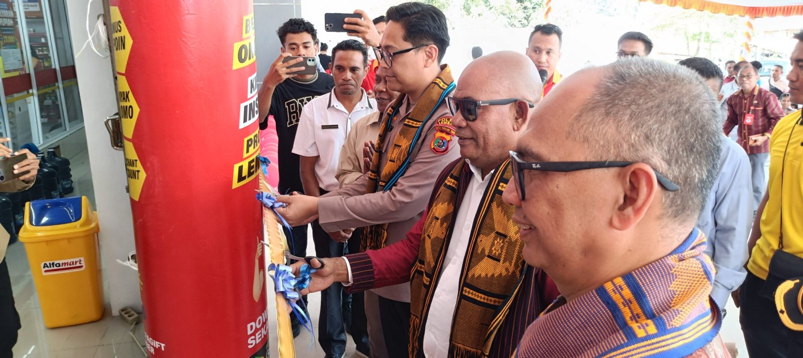 Grand Opening Alfamart Selandoro. Foto: Ivan Apelabi/Harian Warga.