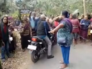 Warga Adat Blokade Jalan, Bupati Lembata Mundur dari Sosialisasi PLTP Atadei