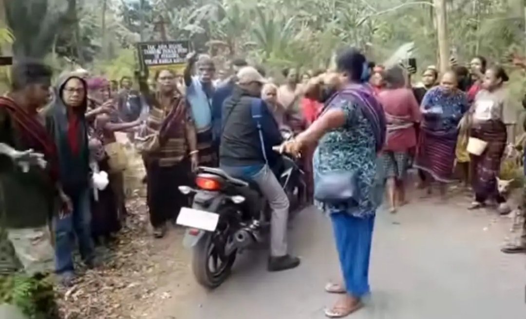 Warga Adat Blokade Jalan, Bupati Lembata Mundur dari Sosialisasi PLTP Atadei. Foto: Istimewa.