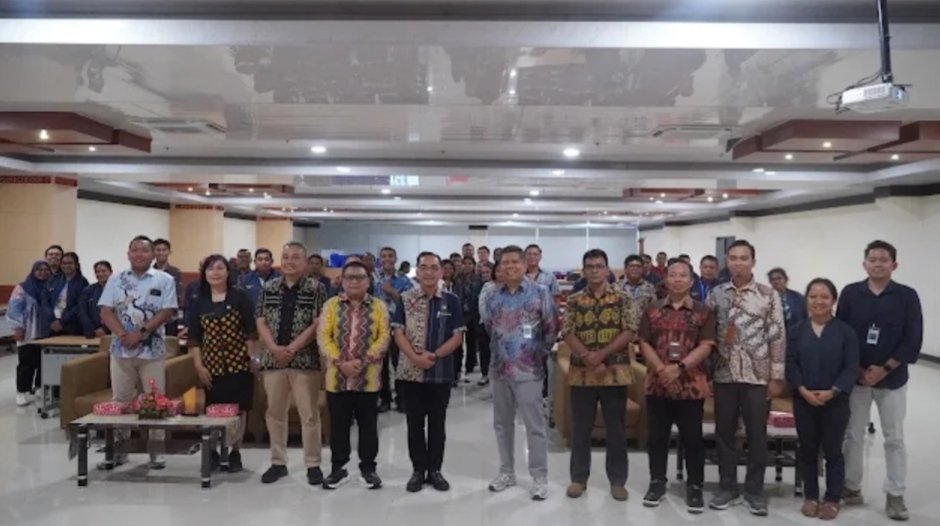 Para ASN dari lingkungan Pemerintah Provinsi dan Kabupaten/Kota se-NTT saat melakukan praktik lapangan pengukuran dan verifikasi dokumen fisik aset daerah.