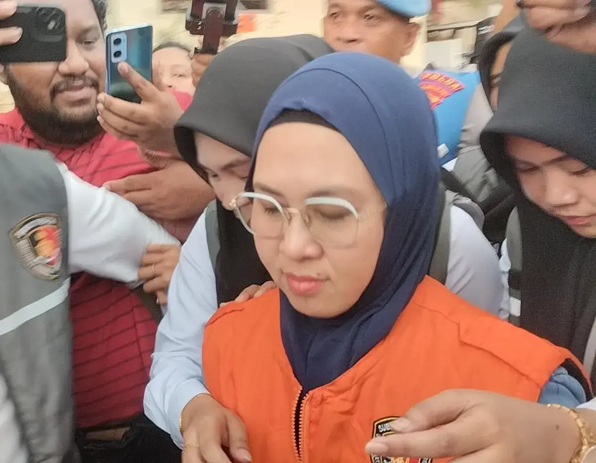 Mantan Bupati Gowa, Sitti Husniah Talenrang saat digiring ke mobil tahanan. (Foto: Istimewa)
